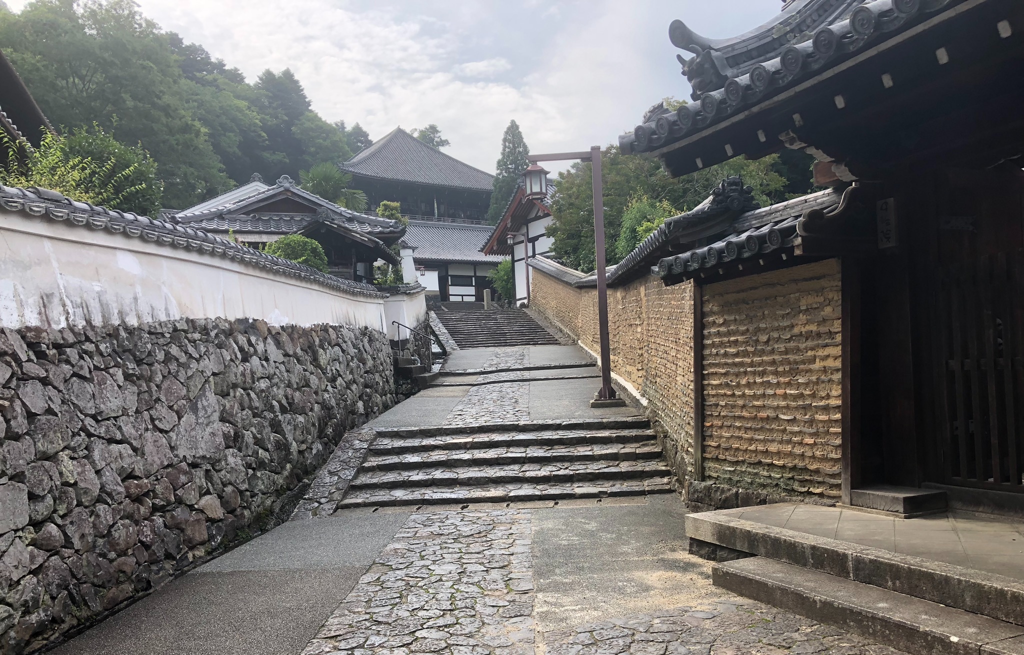 二月堂へ向かう石畳の上り坂